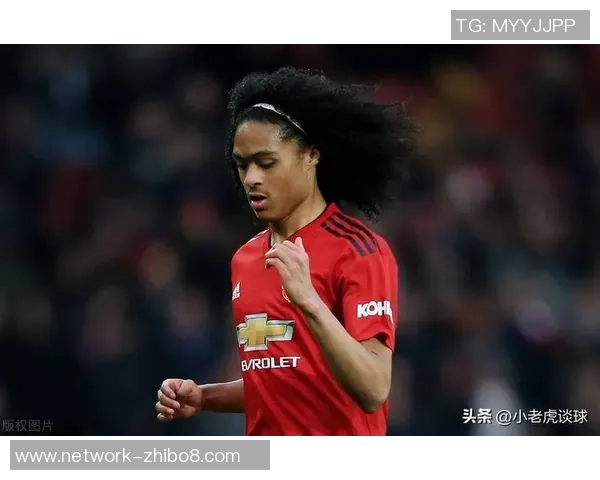 哈维西蒙斯的崛起之路：从青训天才到足球场上的新星