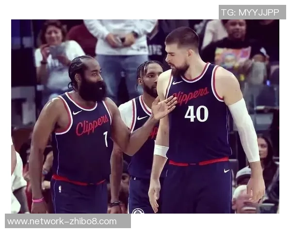 快船明星队与湖人激战正酣谁能在这场对决中笑到最后